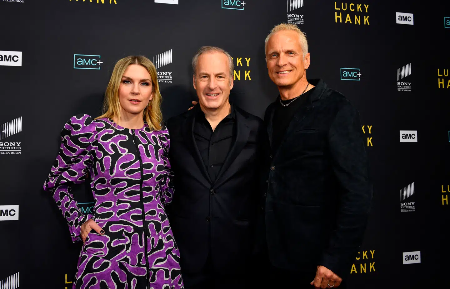 Bob Odenkirk er her omgivet af skuespillerene Rhea Seehorn og Patrick Fabian – som det også var tilfældet den dag, hvor han fik et hjerteanfald.