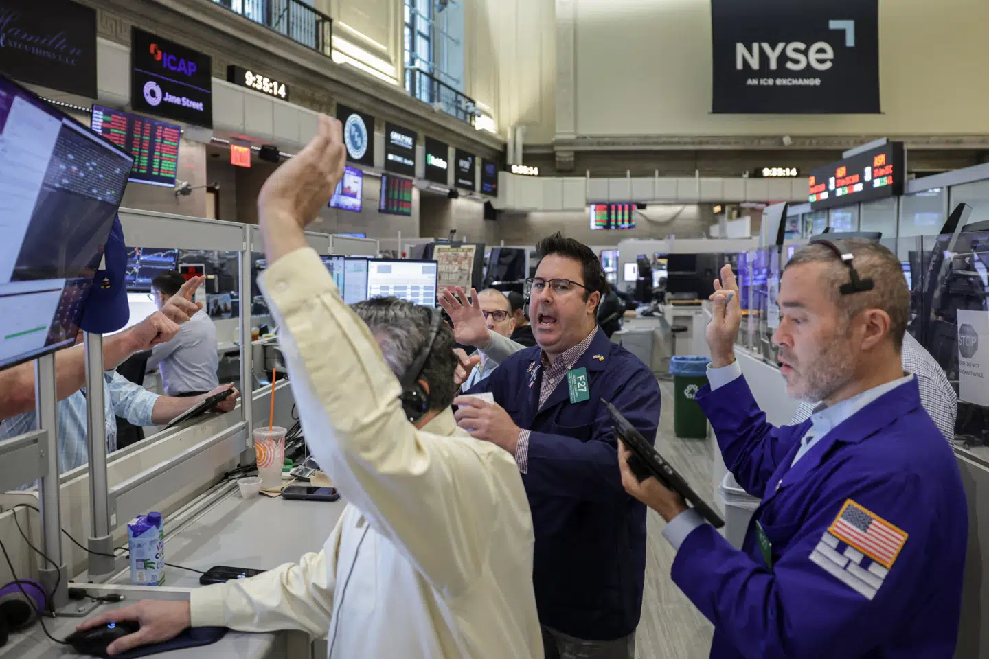 Flere investorer køber amerikanske statsobligationer for at sikre sig et højt afkast i en tid med usikker inflation og renteudsigter. Investorerne søger mod amerikanske statsobligationer, fordi de stigende renter giver et højere og mere sikkert afkast end tidligere. Men den bevægelse skaber samtidig uro på aktiemarkedet, hvor højere obligationsrenter kan gøre aktier mindre attraktive.