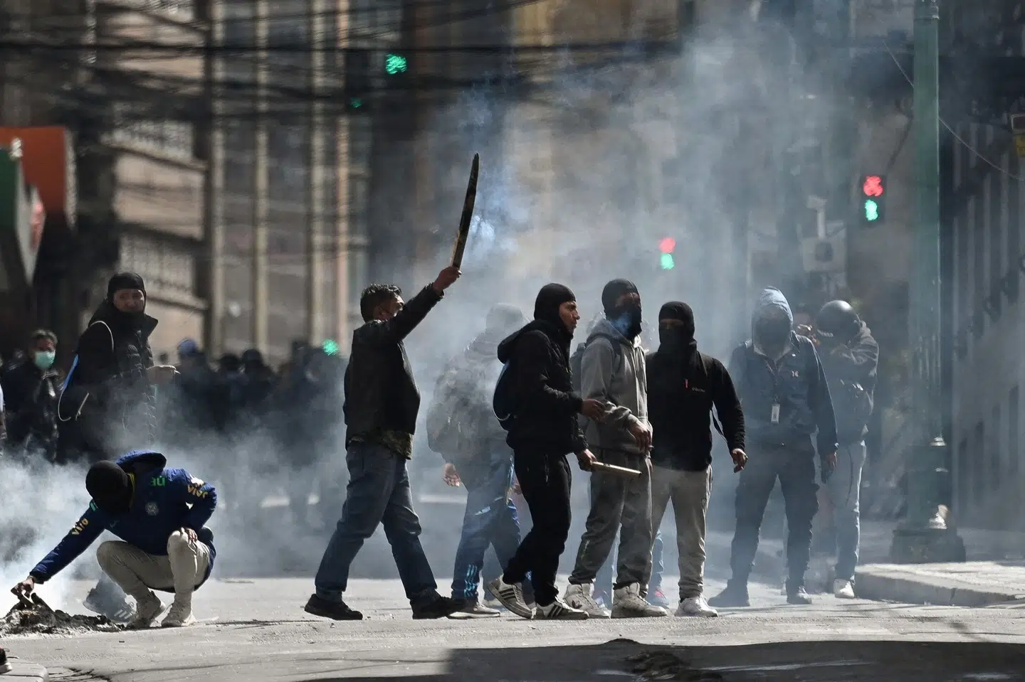Billede fra mandag viser demonstranter i Bolivias hovedstad, La Paz, hvor der opfordres til, at præsident Rodrigo Paz træder tilbage fra posten.
