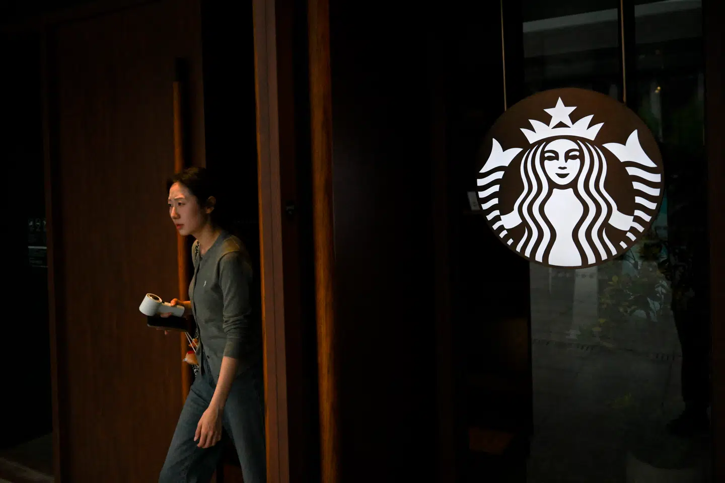 Den adm. direktør for Starbucks i Sydkorea er blevet afskediget efter en storm af kritik i forbindelse med lanceringen af en serie genanvendelige drikkebeholdere, oplyste virksomheden den 19. maj.