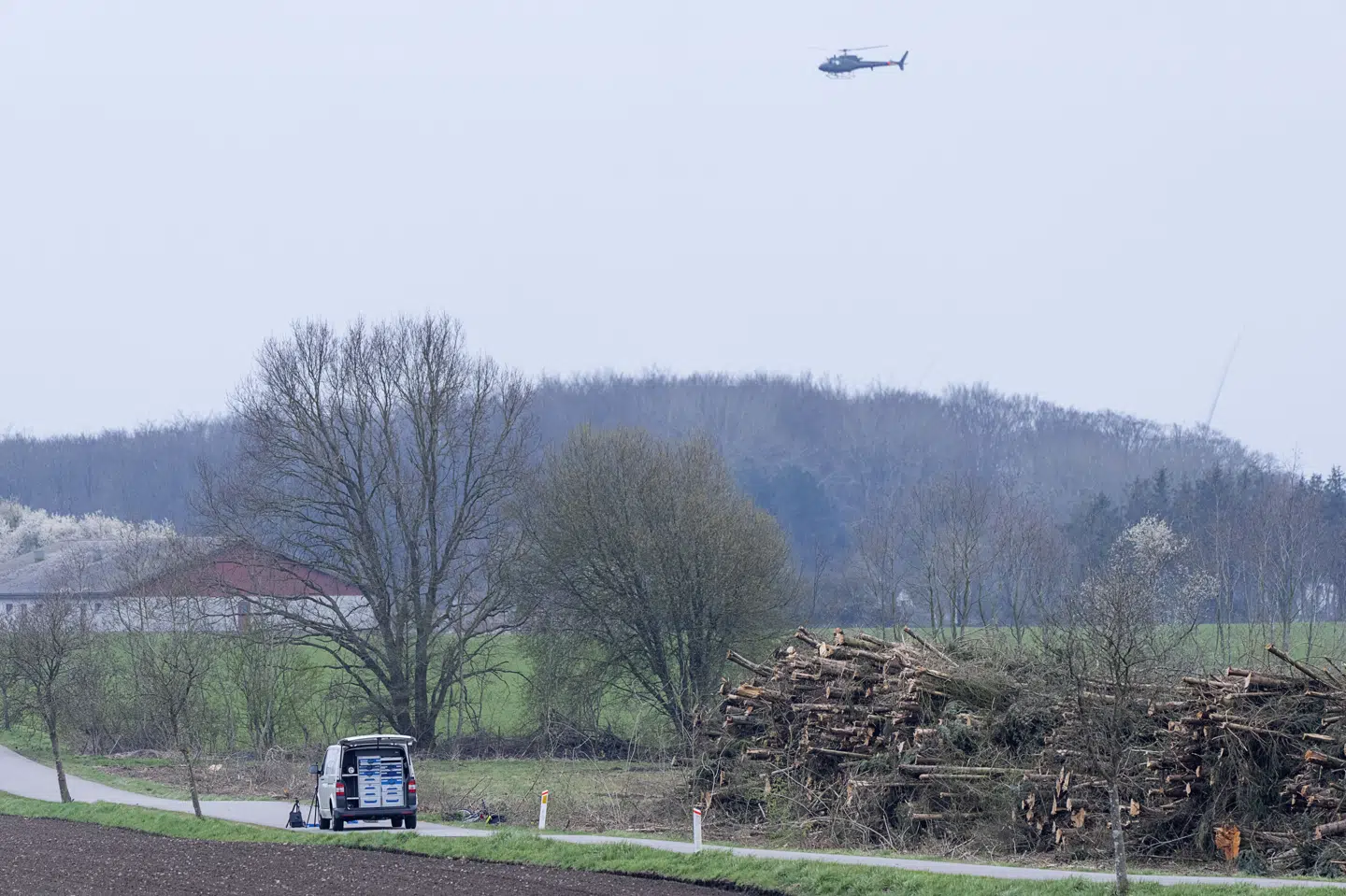 Politiet arbejdede i april 2023 på Fladholtevej nær Kirkerup, efter at et 13-årigt avisbud var forsvundet. (Arkivfoto).