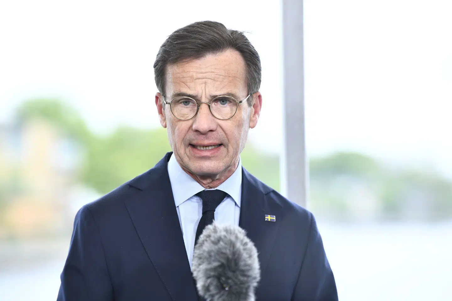 Sveriges statsminister, Ulf Kristersson, holder pressemøde om indkøbet af nye fregatter, som ifølge ham vil gøre Østersøen betydeligt mere sikker.