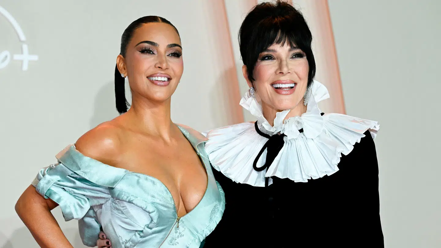 TV-personlighederne Kim Kardashian og hendes mor, Kris Jenner, bliver nu beskyldt for selv at udgive det meget omdiskuterede og omtalte sextape, der angiveligt var førstenævntes vej til berømmelse.