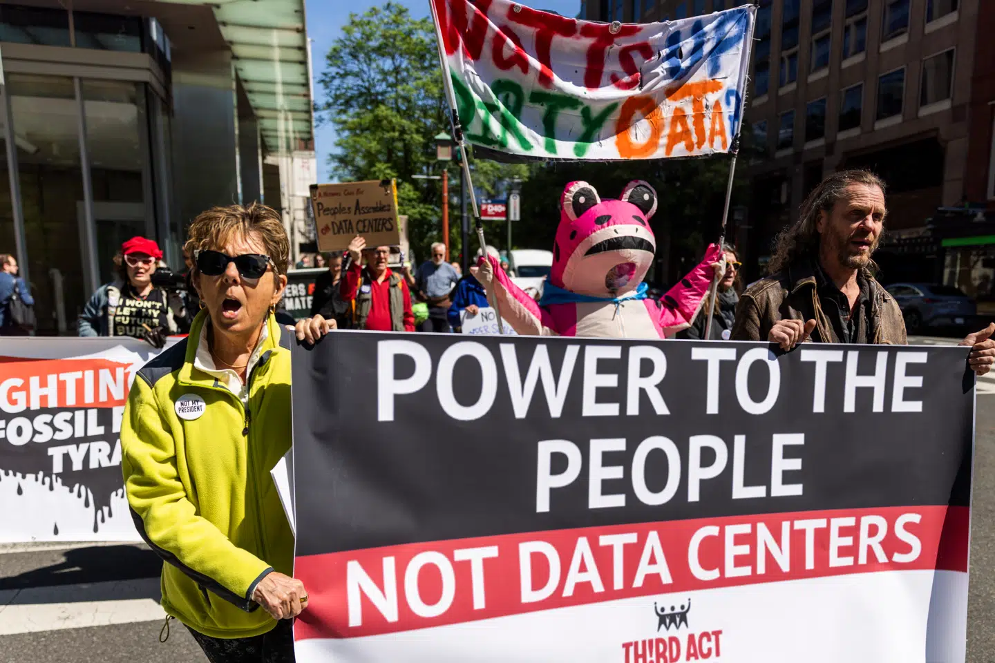En undersøgelse viser, at kunstig intelligens (ai) er mindre populært end immigrationsmyndigheden ICE. Den stigende modstand mod ai-datacentre kan udgøre en trussel mod aktieopturen, vurderer chefstrateg.