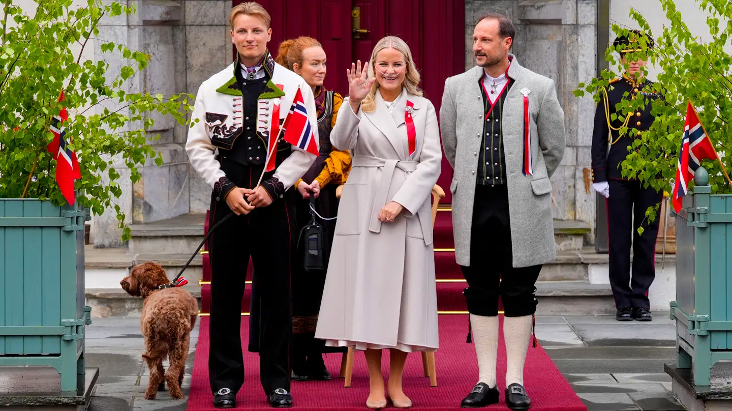 Kronprinsesse Mette-Marit havde 'almindeligt' tøj på i søndags, da den norske nationaldag blev fejret. I modsætning til de øvrige royale familiemedlemmer.