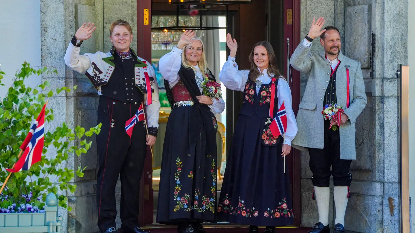 Sådan så det ud i 2025, da den royale familie fejrede nationaldagen. Her havde kronprinsesse Mette-Marit bunad på.