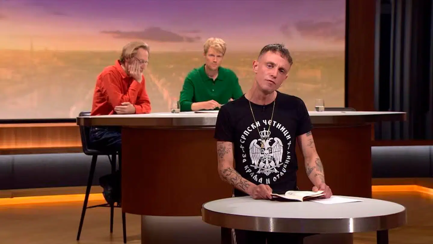 »De serbiske tjetnikker – for konge og fædreland«, stod der på den T-shirt, Frederik Lind Køppen havde på, da han medvirkede i DRs »Deadline«.
