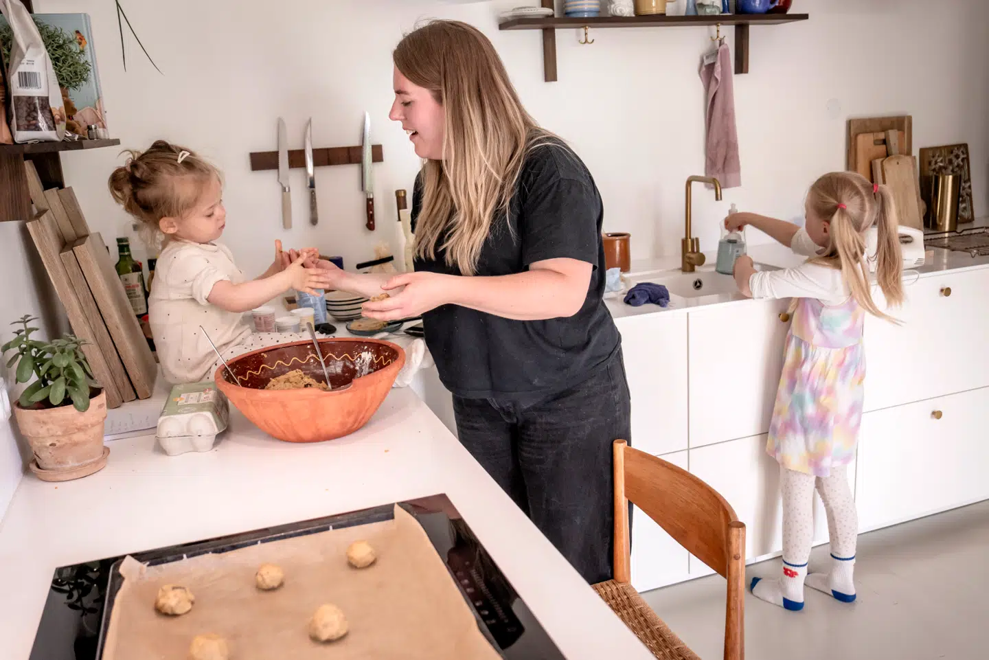 Børn kan mere, end vi voksne tror. Også når det gælder opgaver i køkkenet, fortæller kogebogsforfatter Signe Severin. Det kan desuden styrke deres selvtillid.