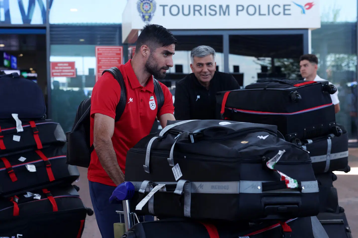 De iranske spillere ankom mandag til lufthavnen i tyrkiske Antalya. Iranerne skal træne i Tyrkiet i de kommende uger forud for sommerens VM-slutrunde.