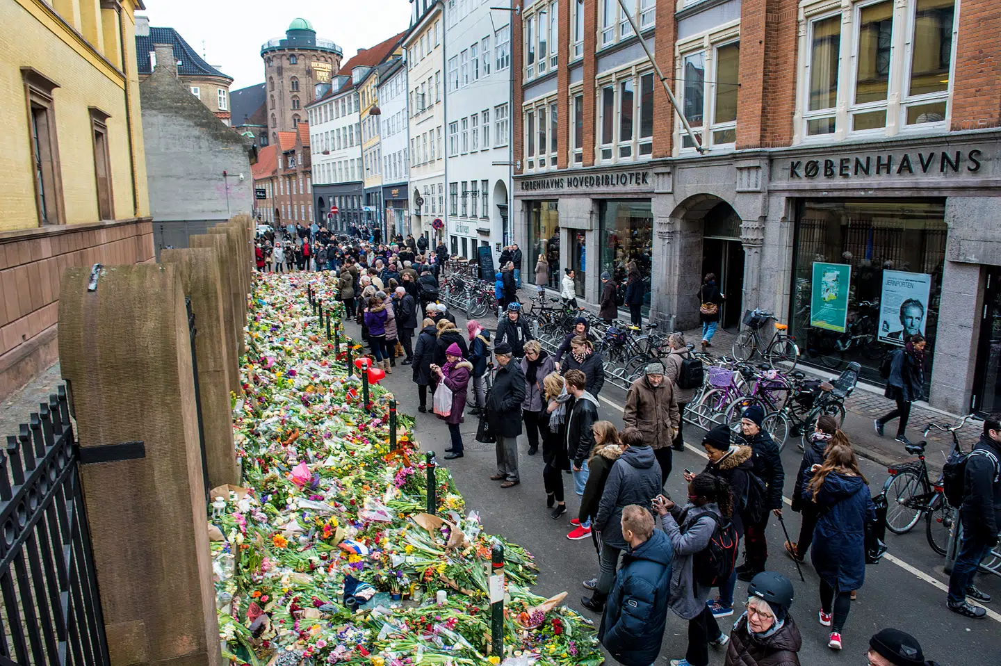 Som reaktion på angrebet på Krudttønden og synagogen i Krystalgade i København i februar 2015 opstod Jødisk Informationscenter, der gennem oplysning og indsigt i jødisk liv skulle forebygge antisemitisme. Her lægges blomster ved synagogen 18. februar 2015. Foto: Søren Bidstrup