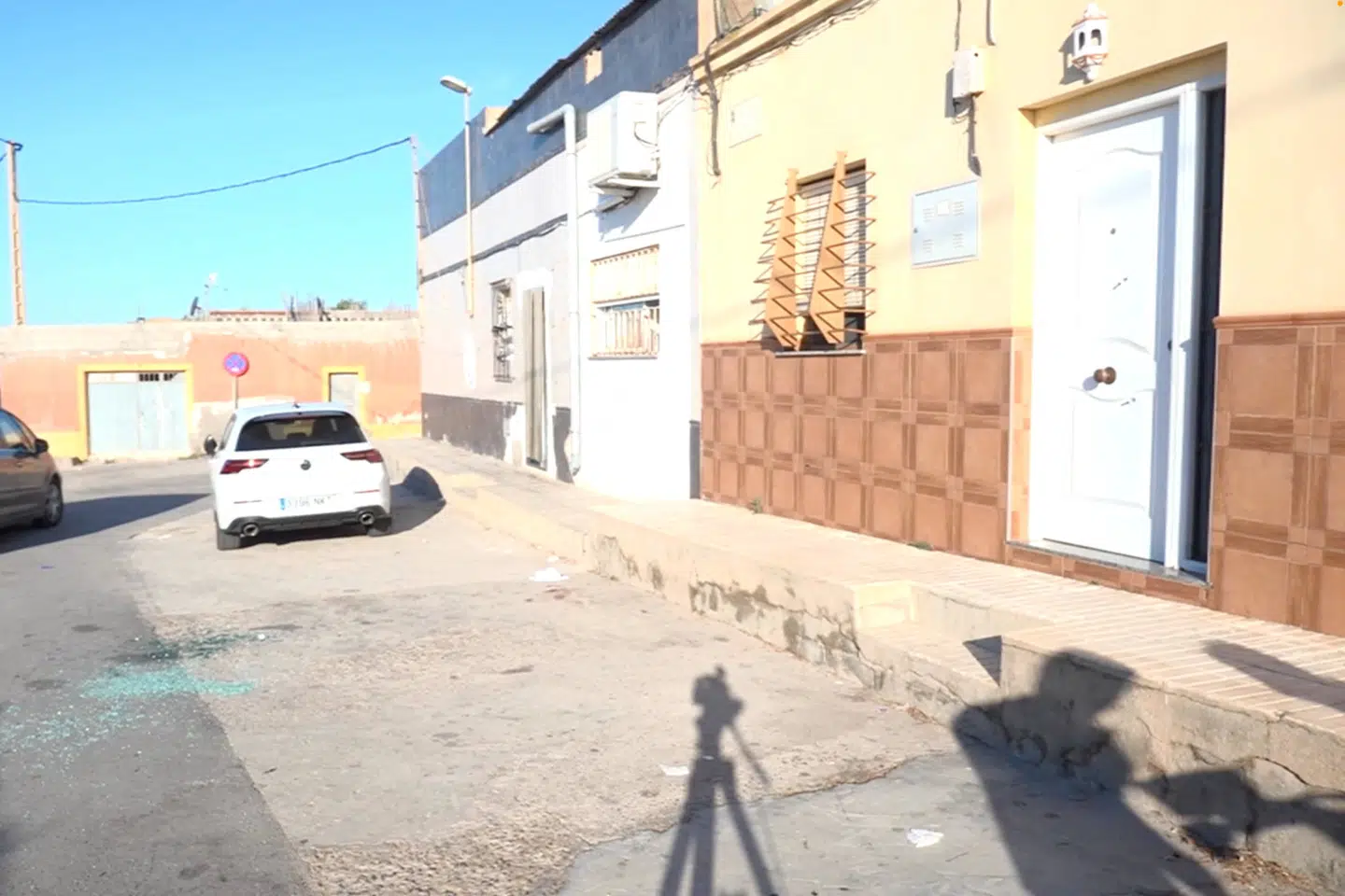 Skyderiet fandt sted i og omkring dette hus i El Ejido i Sydspanien.