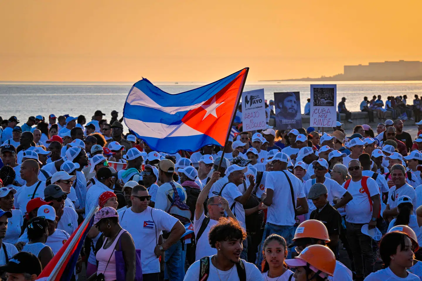 Cubanske regimetilhængere demonstrerer mod truslerne om amerikansk intervention uden for USAs ambassade i Havana, der ligger ud til den berømte strandpromenade »El Malecón«.
