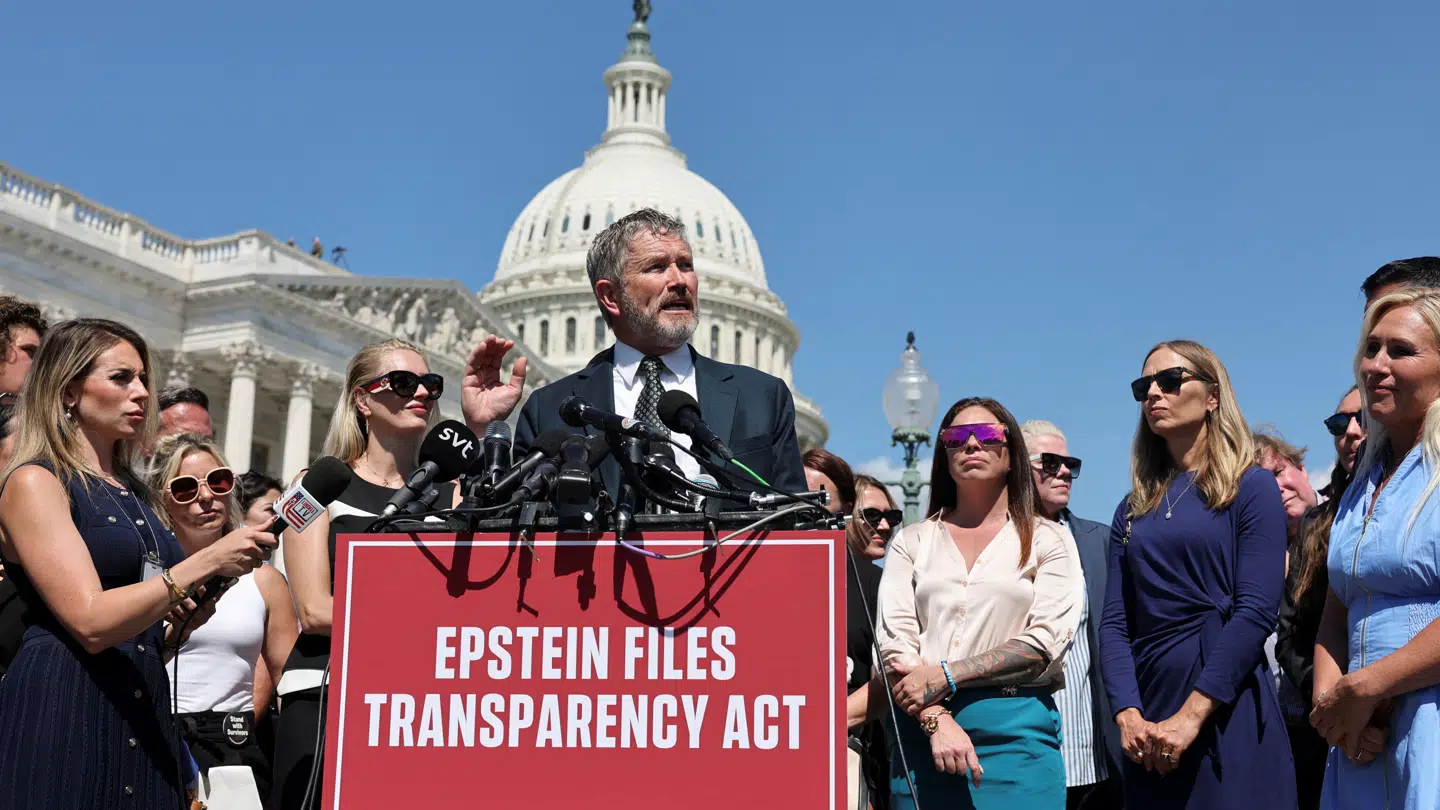 Thomas Massie var blandt en lille gruppe republikanere, som kæmpede hårdt mod Donald Trump for at få Epstein-filerne offentliggjort. Det gjorde han blandt andet sammen med Marjorie Taylor Greene, som man kan se yderst til højre i lyseblå. Her ses de sammen med en række Epstein-ofre foran Kongressen i Washington, DC.