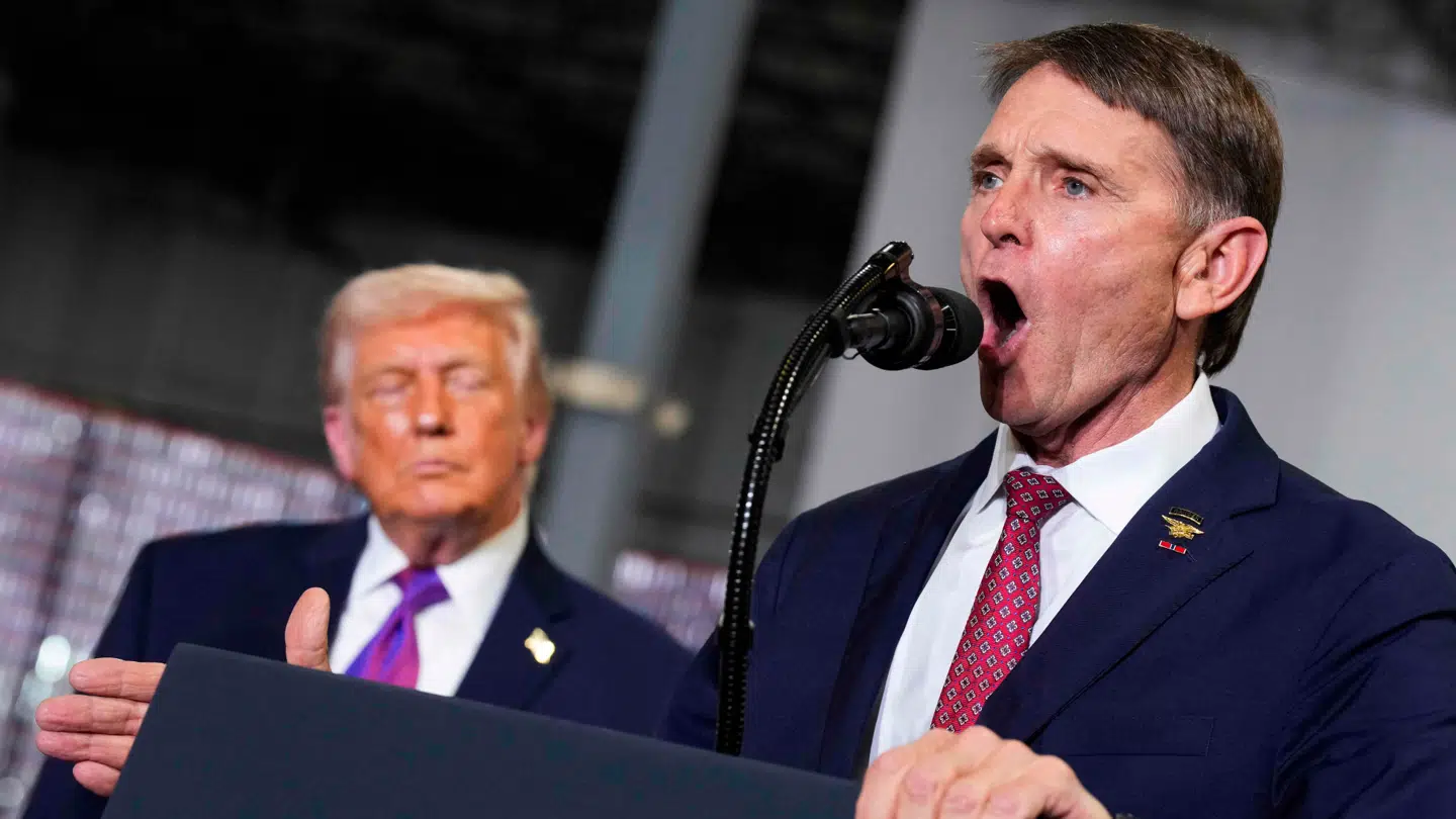 Thomas Massies modstander i det republikanske primærvalg i Kentuckys fjerde distrik, Ed Gallrein, ses her med Donald Trump i baggrunden.