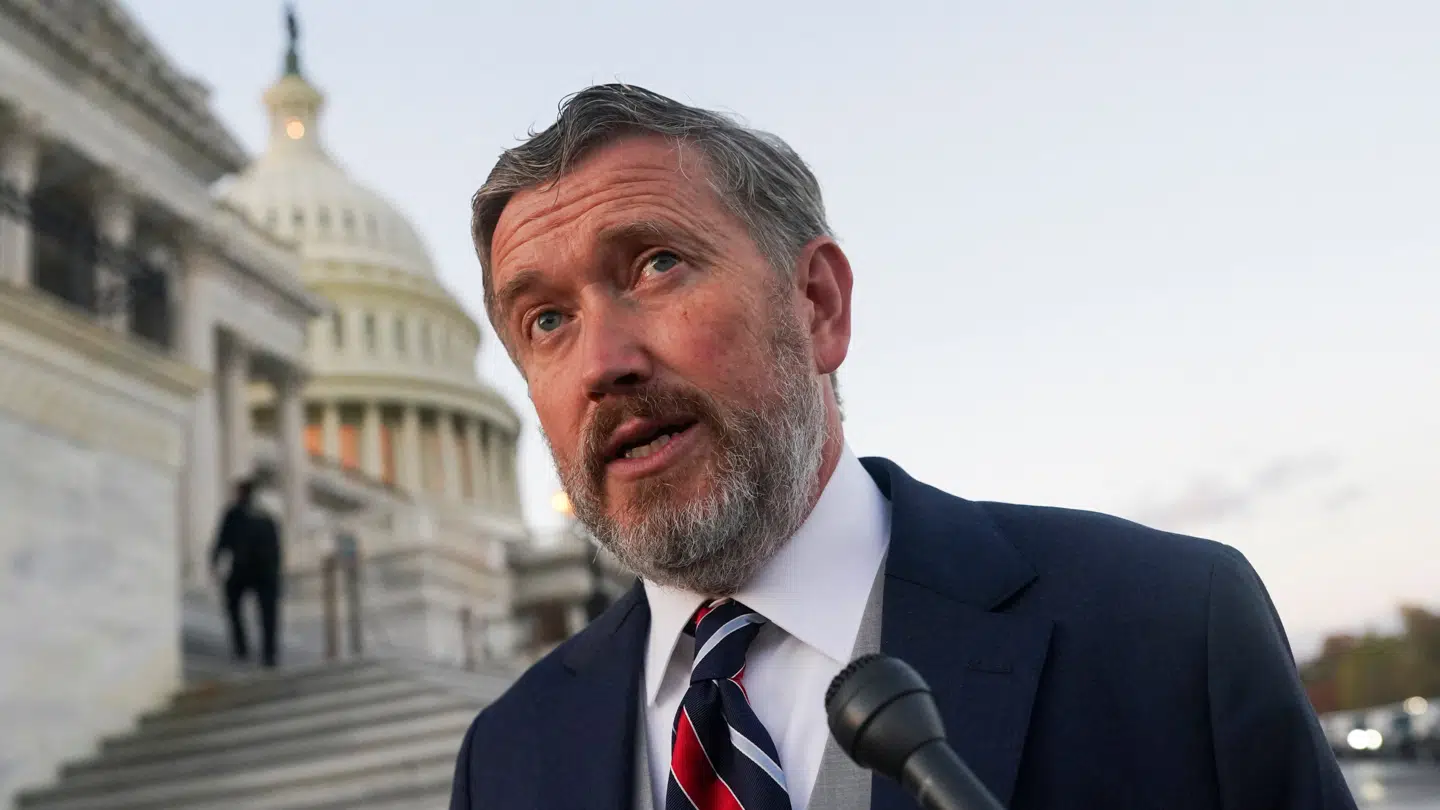 Det er ikke til at sige, hvem der vinder primærvalget i Kentucky. Men bliver det Thomas Massie, som ses her foran Kongressen i Washington, DC, så det betyde svære tider for Donald Trump forude.