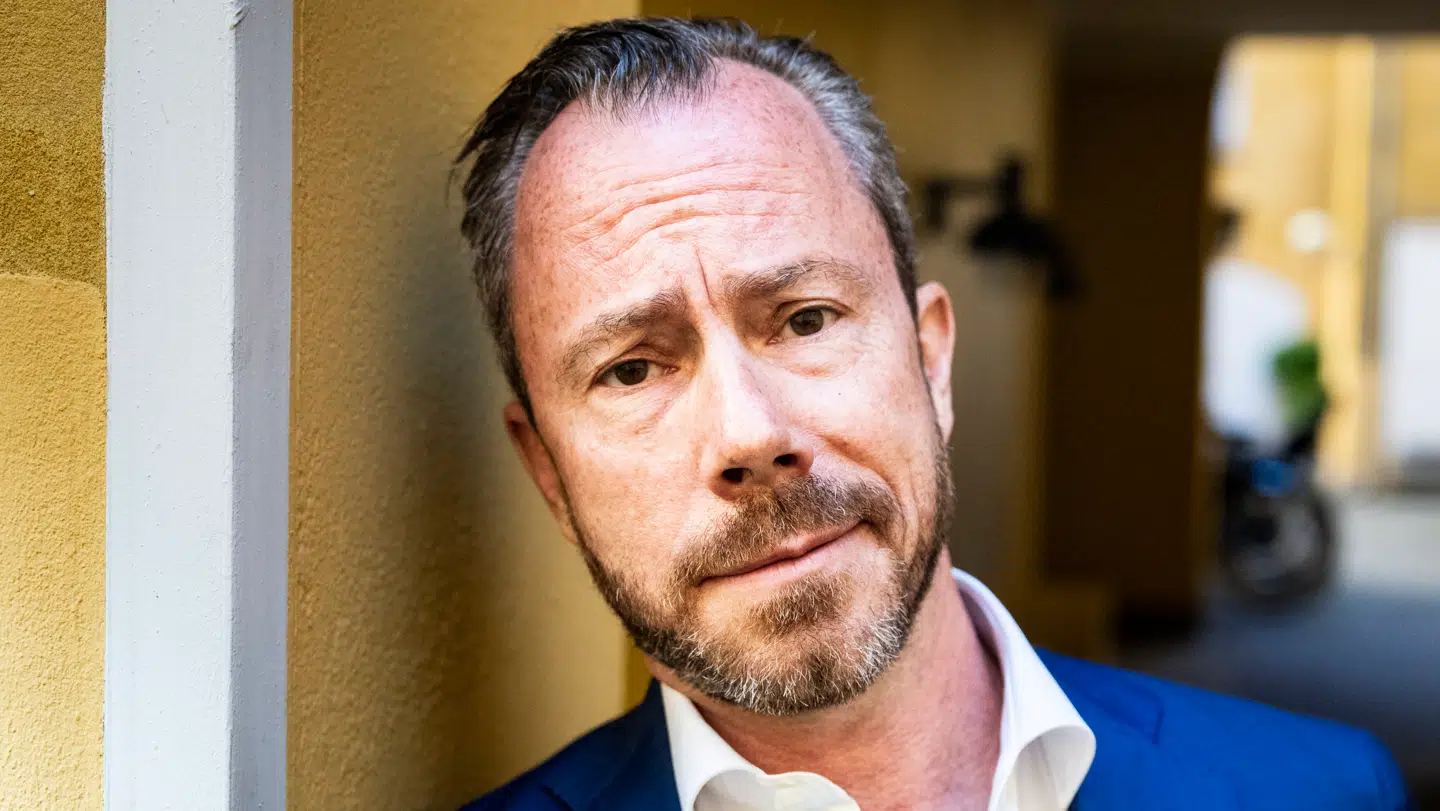 'Jeg nåede akkurat uden for døren til mødelokalet, før jeg dejsede om,' skriver den tidligere Venstreformand Jakob Ellemann-Jensen i bogen 'Udvalgte kolbøtter'.