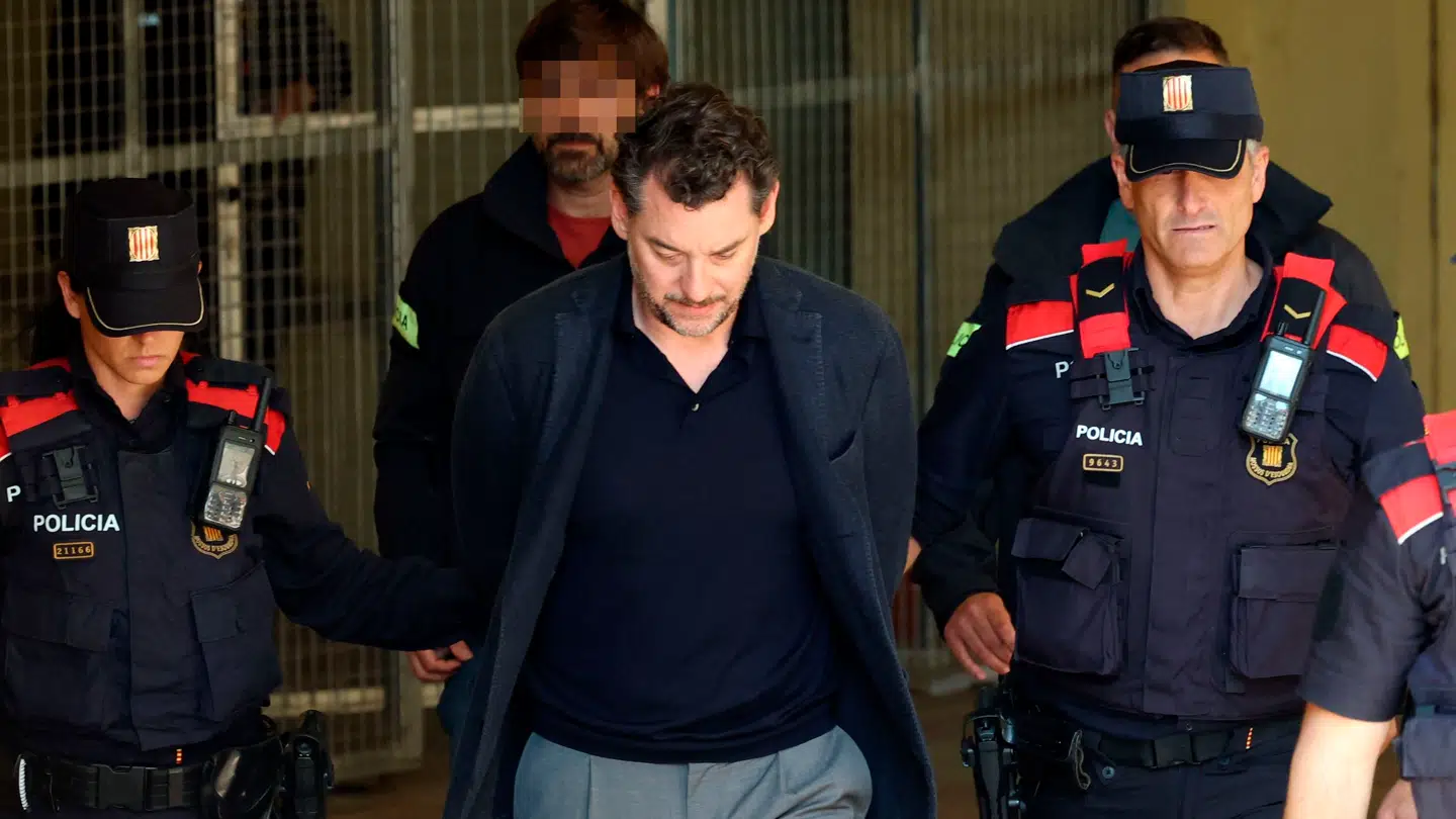 Her ses Jonathan Andic tirsdag blive eskorteret i retten i den spanske by Martorell ved Barcelona efter sin arrestation.