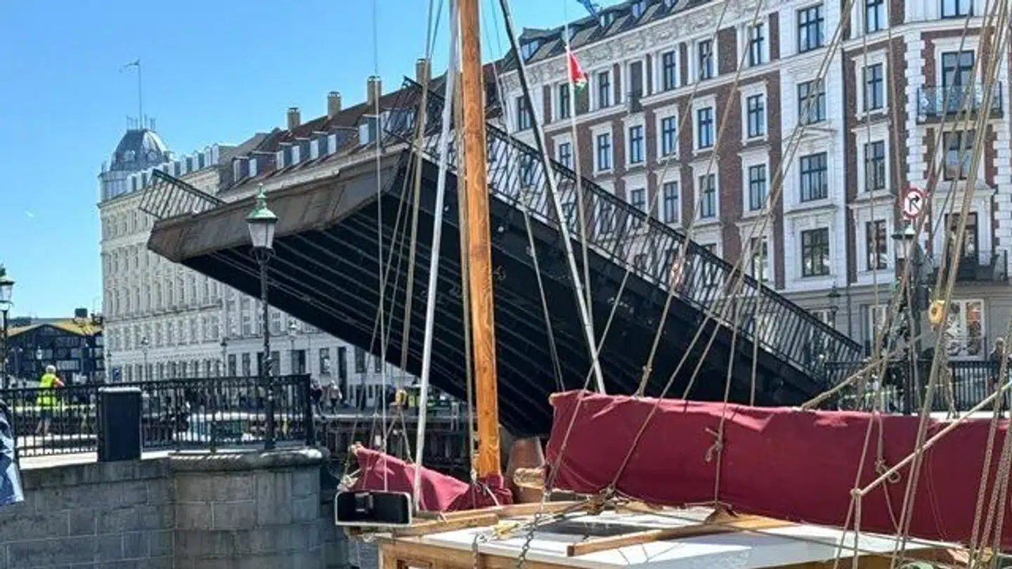 Broen står i skrivende stund åben og kan ikke lukke.