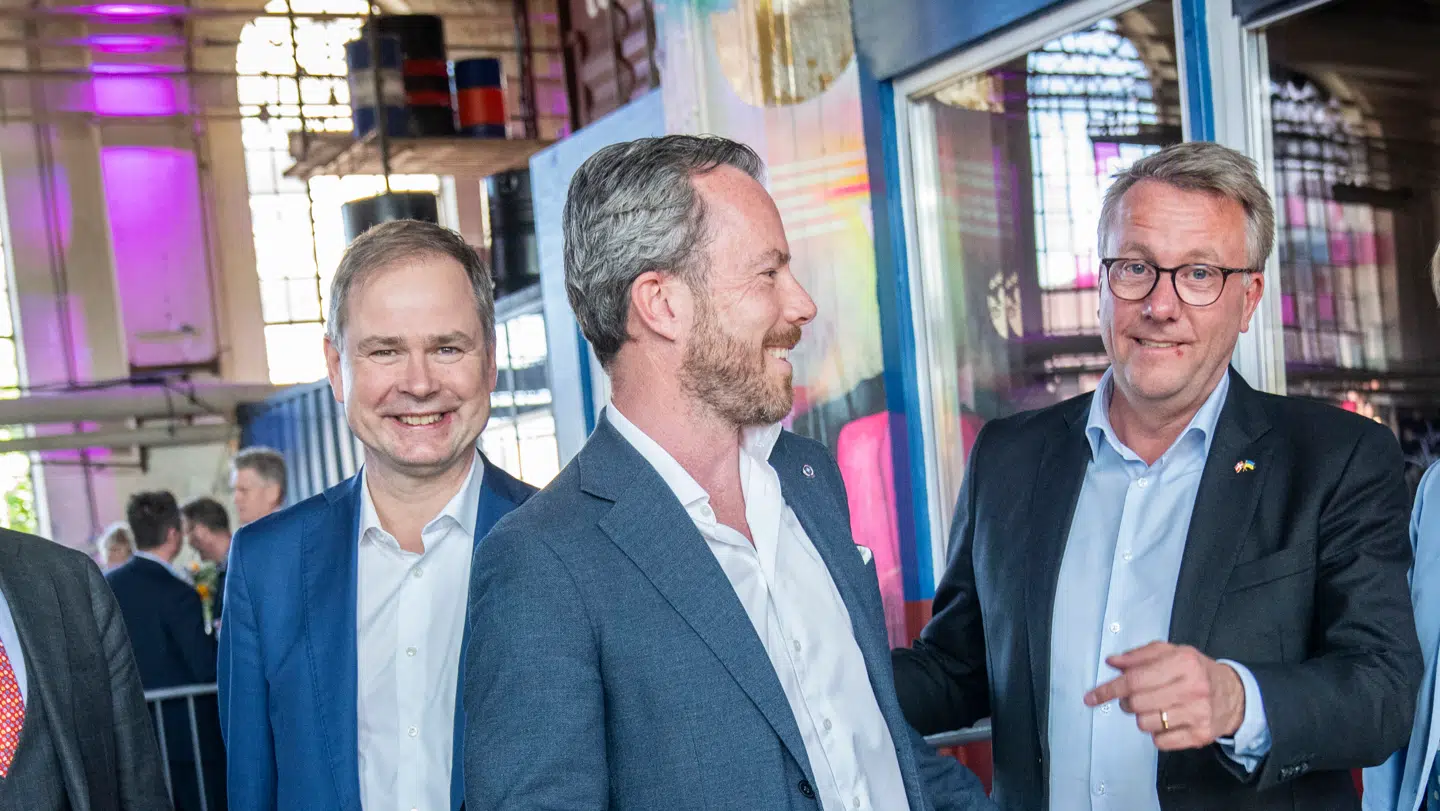 Jakob Ellemann-Jensen (i midten) omringet af Nicolai Wammen (tv.) og Morten Bødskov.