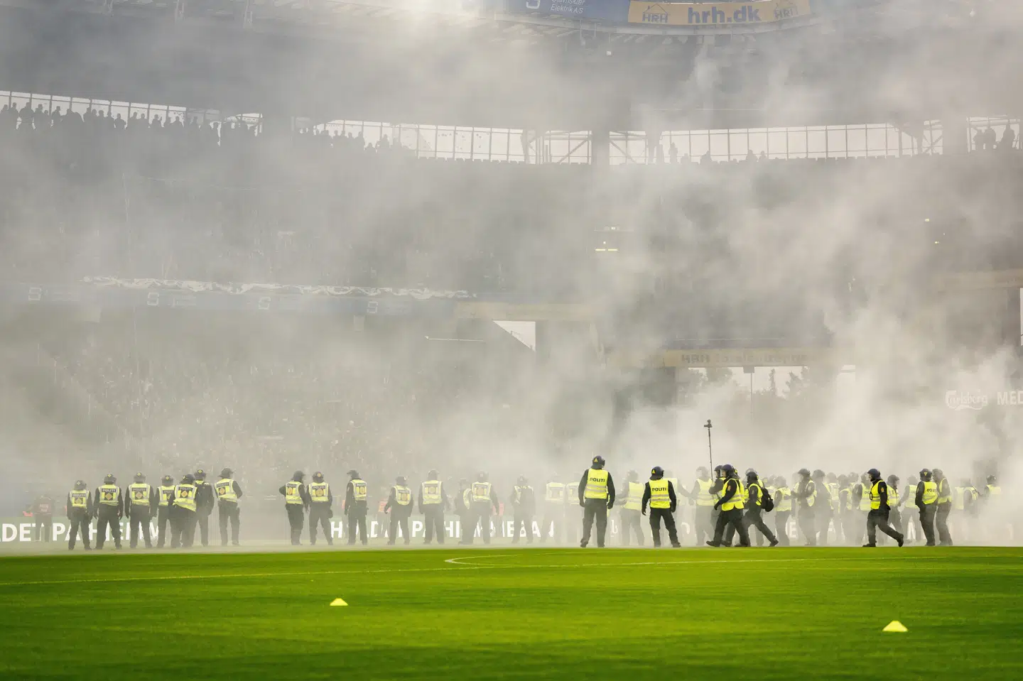 Politiet måtte talstærkt indtage banen i Brøndby i derbyet i oktober 2024. (Arkivfoto).