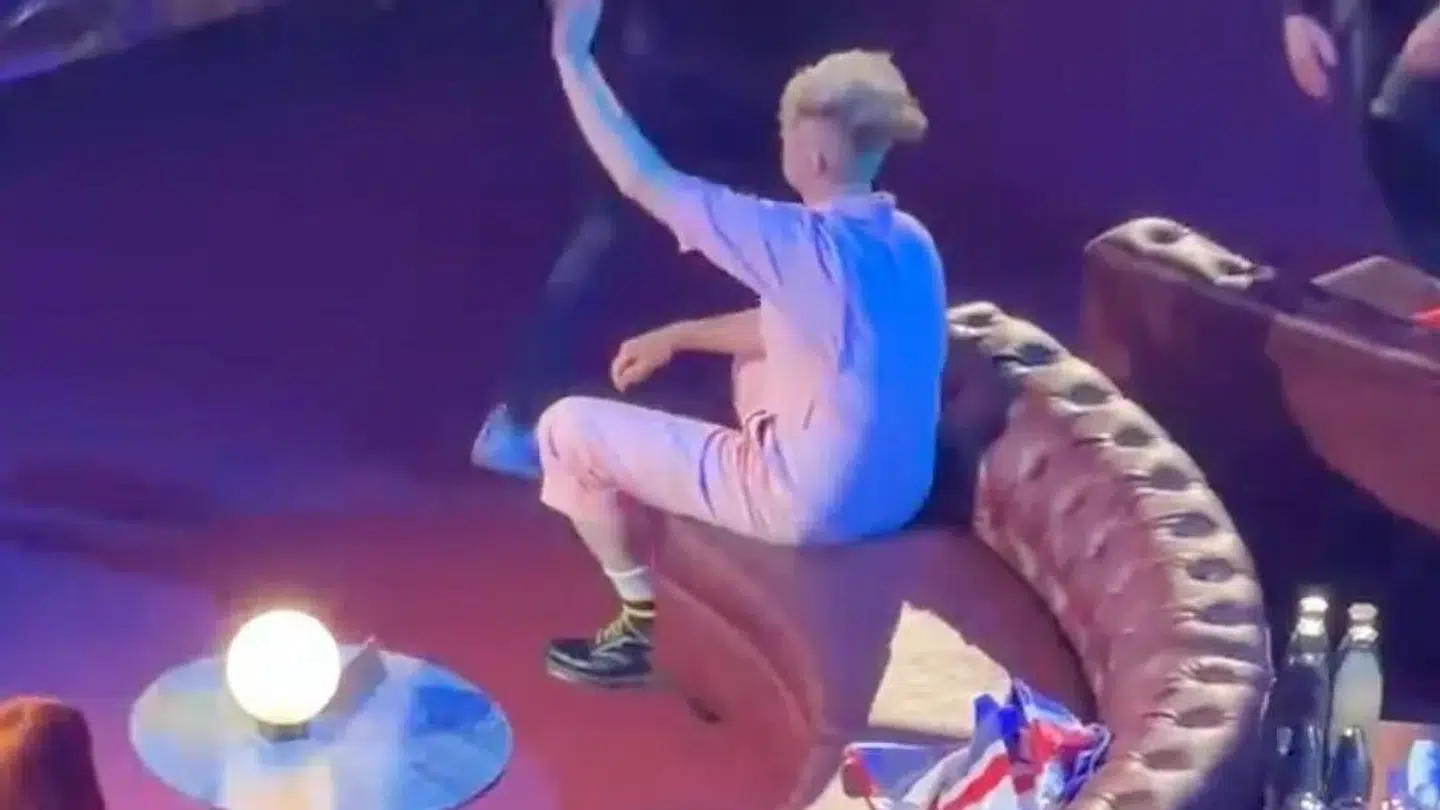 Billedet af den britiske eurovision-deltager Sam Battle, der sidder alene i green room, er gået viralt på nettet.