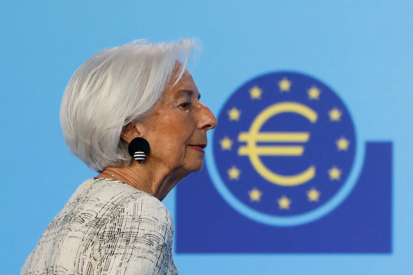 Christine Lagarde leder Den Europæiske Centralbank. Hun ses her værende på vej på podiet for at præsentere rentebeslutningen i april.