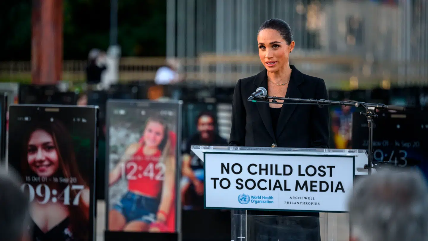 Meghan fik ros for sin tale, men voldsom kritik for sin dobbeltmoral efter mødet i Schweiz.