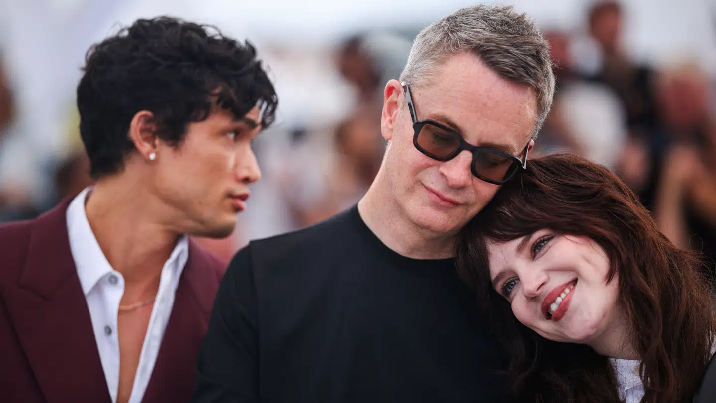 Filminstruktør Nicolas Winding Refn med skuespillerne Sophie Thatcher og Charles Melton, da han i Cannes præsenterer filmen »Her Private Hell.«