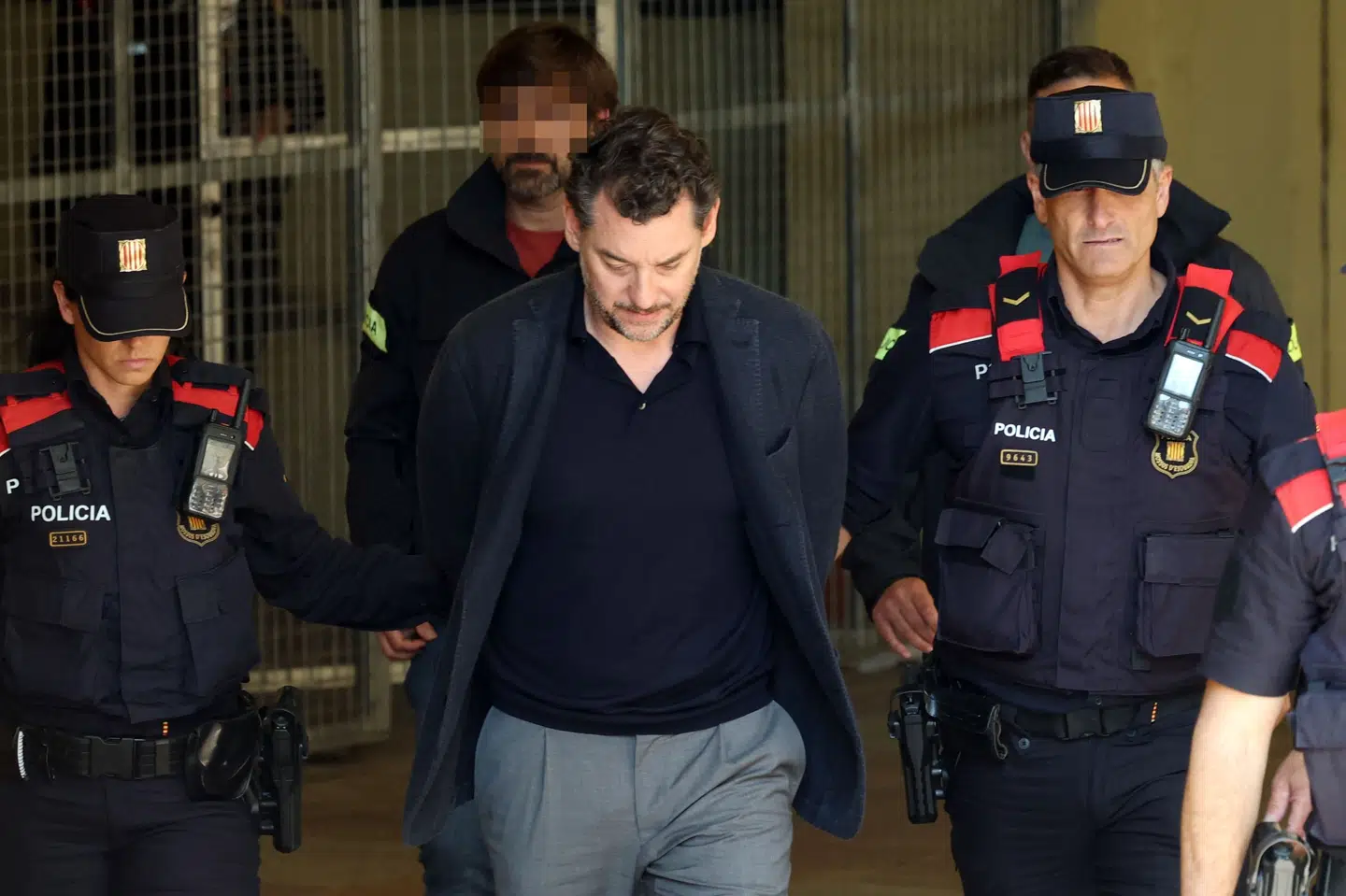 Jonathan Andic ankom tidligere tirsdag til et retsmøde i Barcelona iført håndjern. Han er siden blev løsladt mod kaution.
