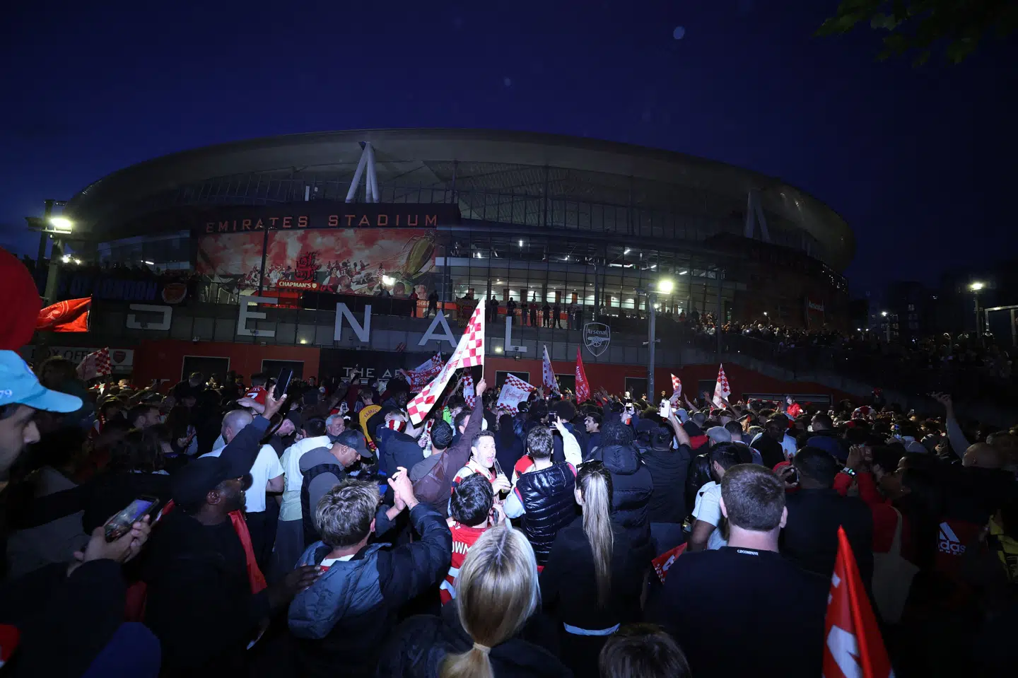 Kort efter Manchester Citys pointtab var mesterskabsfejringen skudt i gang foran Arsenals hjemmebane.