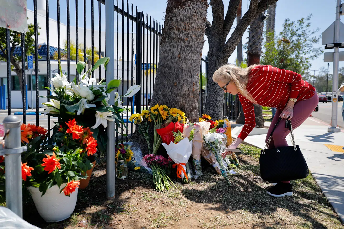 Der bliver lagt blomster uden for moskéen i den amerikanske storby San Diego, hvor tre mænd mandag blev skuddræbt af to formodede gerningsmænd. Politiet efterforsker sagen som en hadforbrydelse.