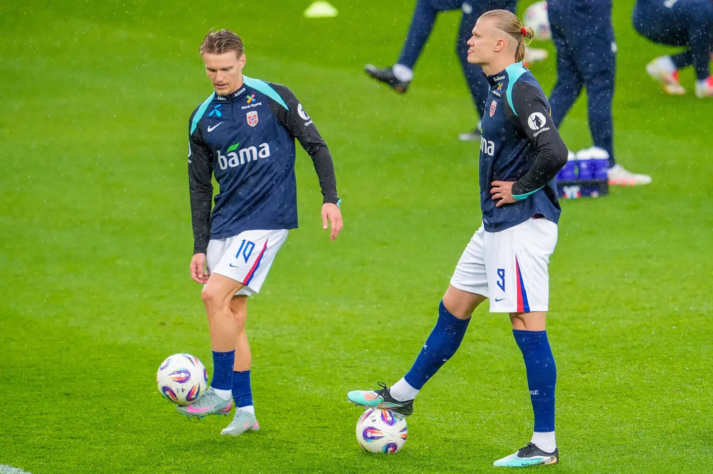 Martin Ødegaard (til venstre) og Erling Braut Haaland er holdkammerater på det norske landshold. På klubplan er de rivaler. Tirsdag sikrede Martin Ødegaard og resten af Arsenals mandskab sig det engelske mesterskab, da Haaland og Manchester City snublede mod Bournemouth. (Arkivfoto).