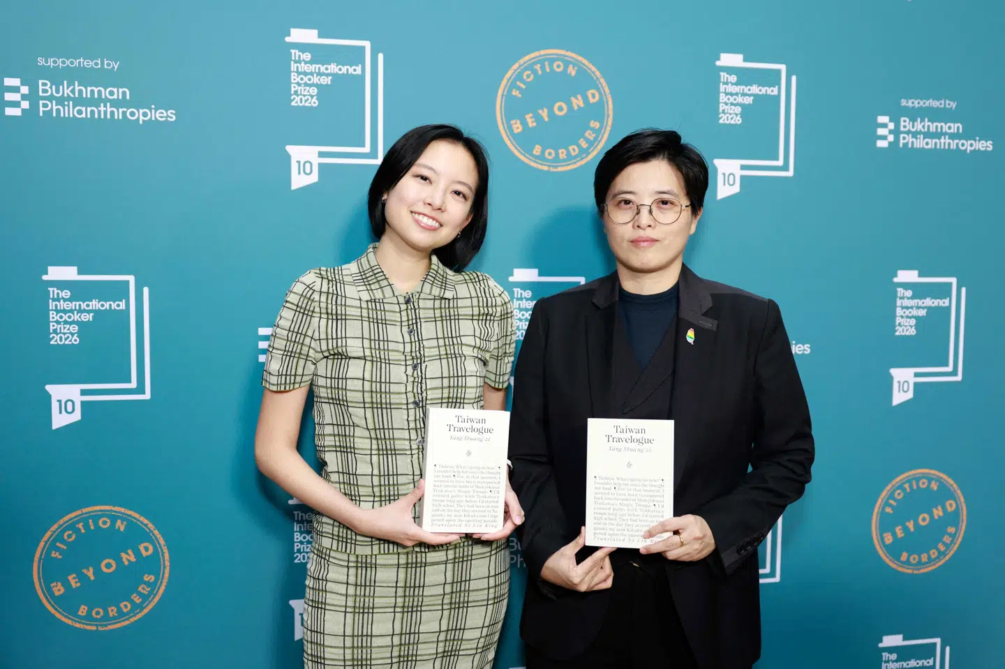 Den taiwanske forfatter Yang Shuang-zi (til højre) har sammen med oversætter Lin King modtaget årets International Booker Prize.