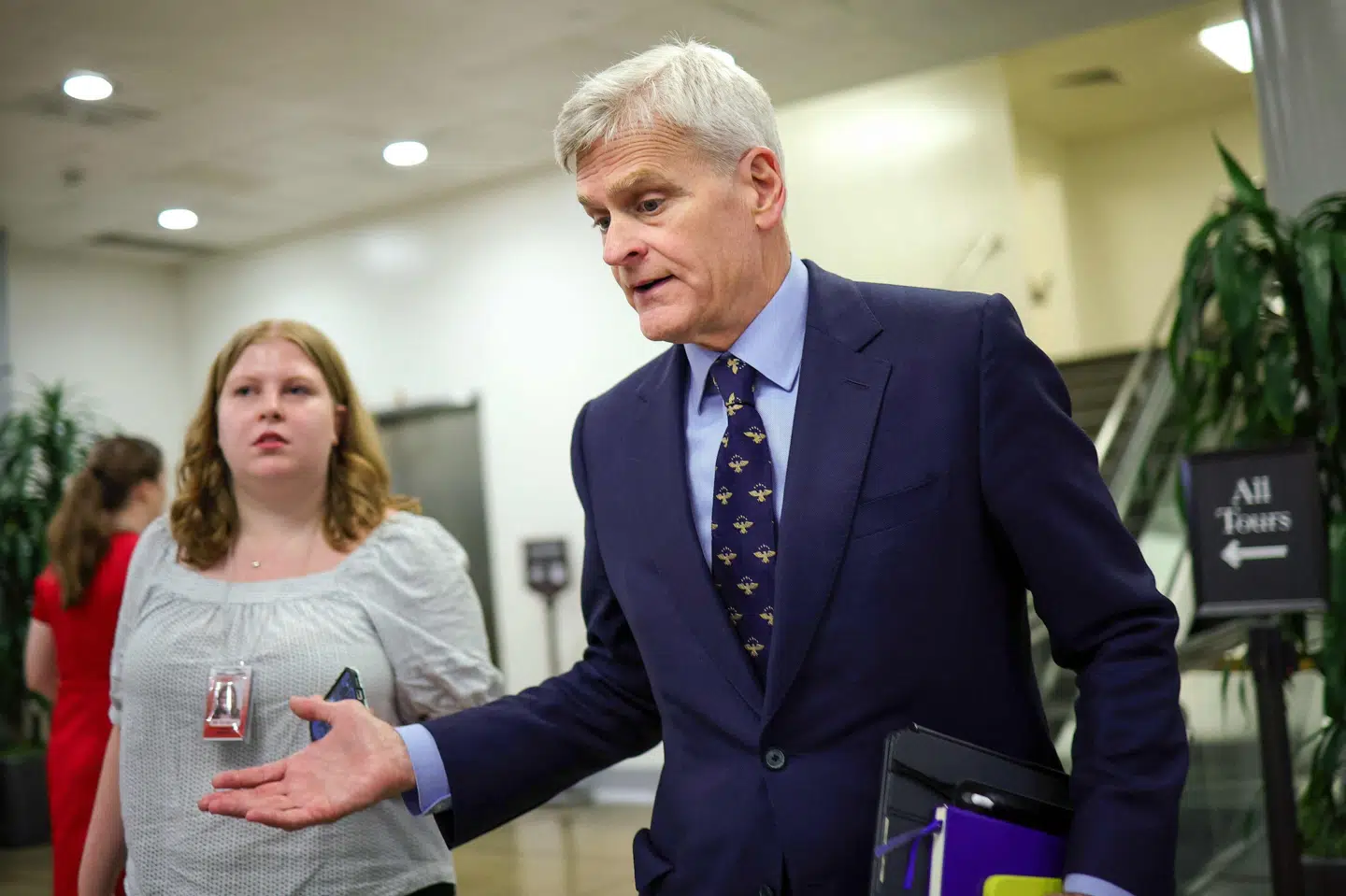 Ved en indledende afstemning stemte fire republikanske senatorer for et forslag, der skal tvinge Trump til at stoppe krigen mod Iran. En af dem var Bill Cassidy, der er valgt i Louisiana. Det er første gang, at han stemmer for et sådant forslag.