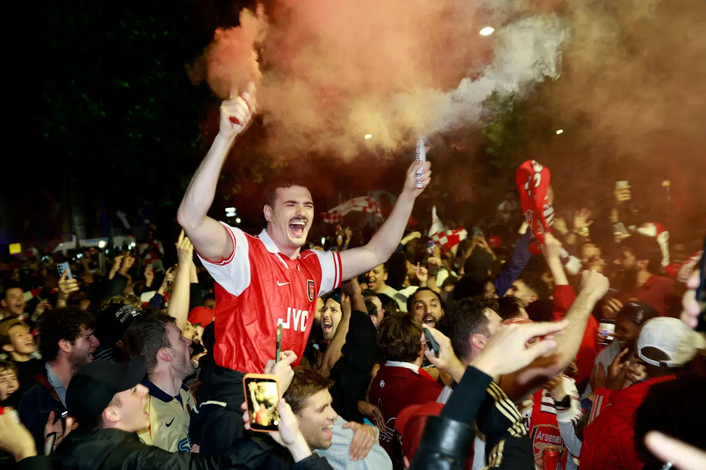 Der var fest i gaderne i det nordlige London tirsdag aften, efter at Arsenal sikrede sig klubbens første mesterskab i 22 år.