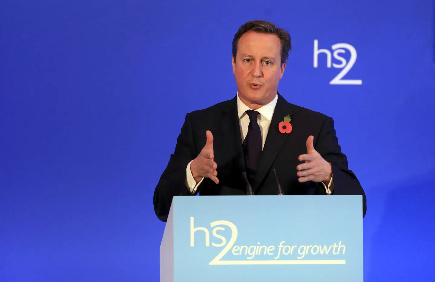 Det var daværende premierminister David Cameron, der satte planen i gang. Annonceringen af starten fandt sted i Leeds. Her kommer toget slet ikke til efter store reduktioner i ambitionerne.