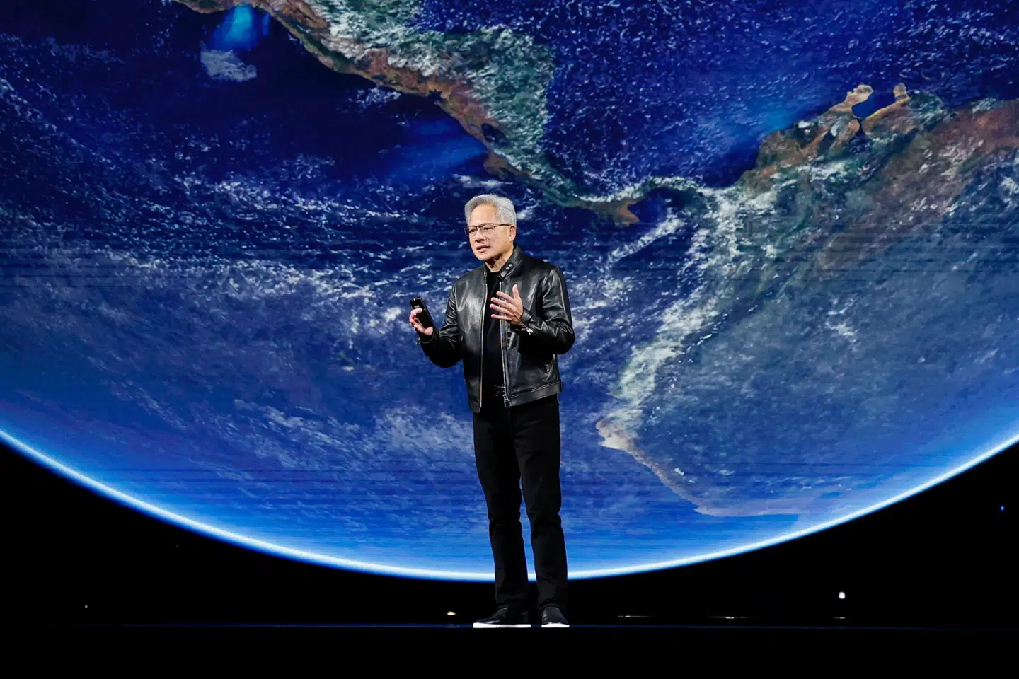 Topchefen i Nvidia Jensen Huang ses her tale på Nvidias AI-konference i San Jose, Californien.