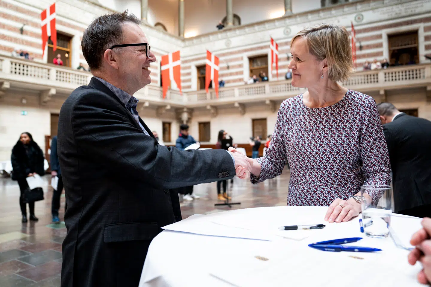 Demokratiet lever kun så længe, der er opbakning til det, skriver Amalie Lyhne i denne leder. Her giver den nye danske statsborger Neil Donovan hånd til daværende beskæftigelses- og integrationsborgmester Cecilia Lonning-Skovgaard (V) til en grundlovsceremoni på Københavns Rådhus i 2020.