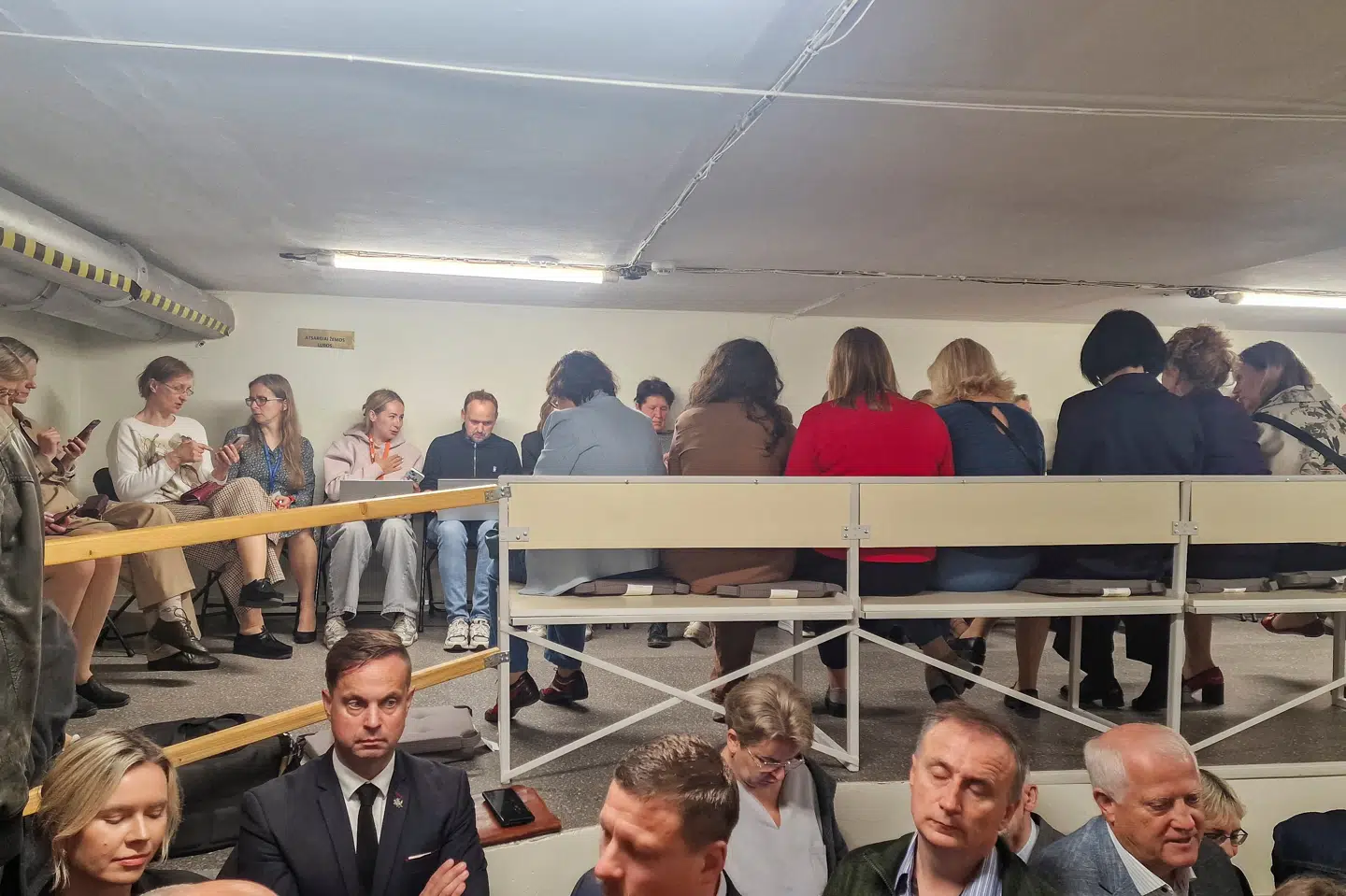 Folk har onsdag samlet sig i et beskyttelsesrum i Litauens parlament under dronealarm.