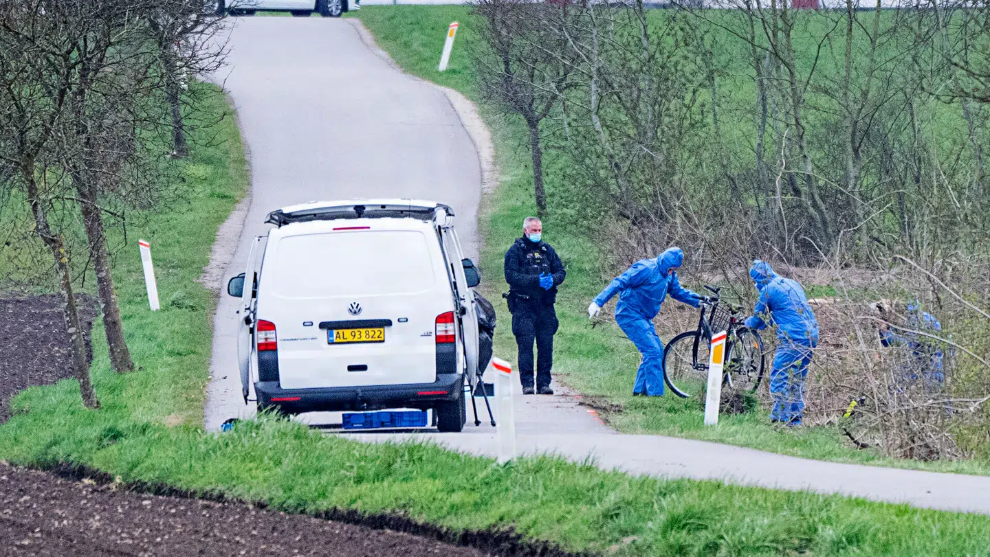 Politiet vidste øjeblikkeligt, at den 13-årige var udsat for en forbrydelse og behandlede derfor kidnapningen som en – mulig – drabssag. Alligevel undlod politiet omgående at sikre videomateriale, optaget kun lidt mere end 656 meter fra gerningsstedet, skriver Berlingske.
