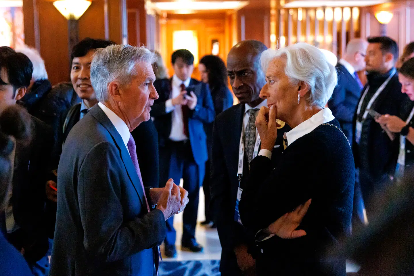 Den afgående amerikanske centralbankchef Jerome Powell ses her stående til venstre for chefen for Den Europæiske Centralbank, Christine Lagarde.