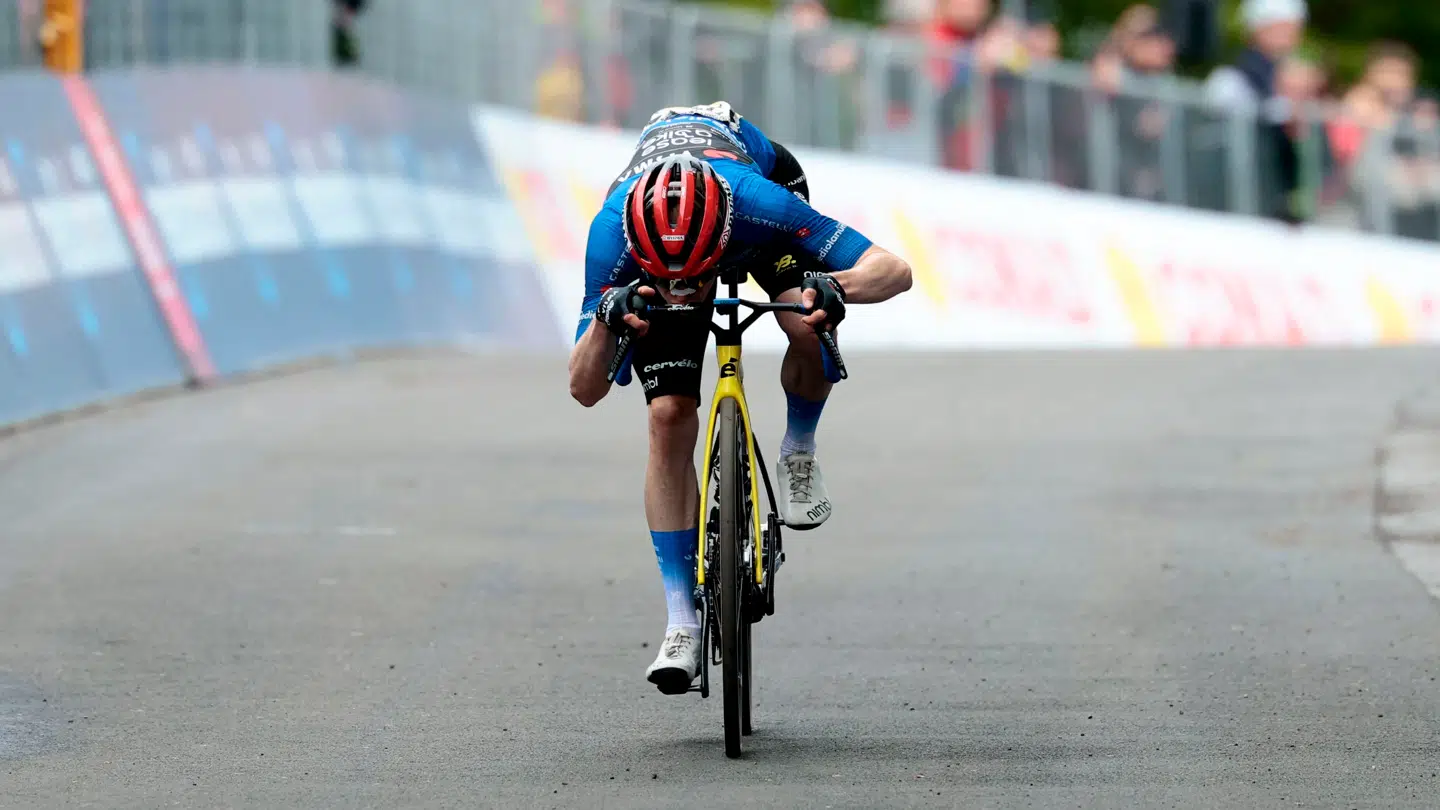 Jonas Vingegaard fejrer triumfen på 9. etape af Giro d'Italia og kysser familien.