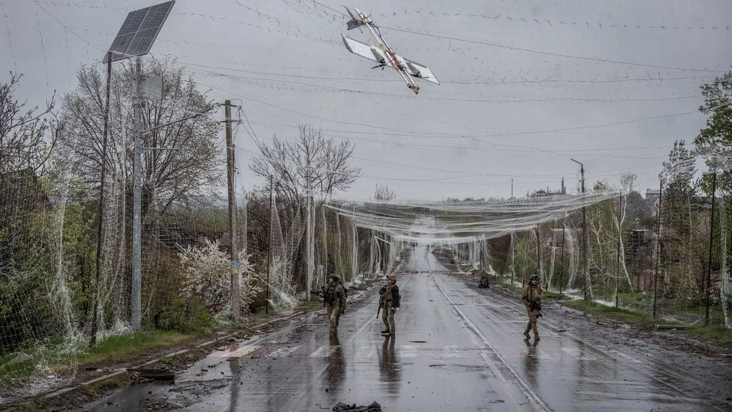 En drone fanget i et net, der dækker en vej nær fronten i det østlige Ukraine. Netop droner har været afgørende for Ukraines sejre de seneste måneder.