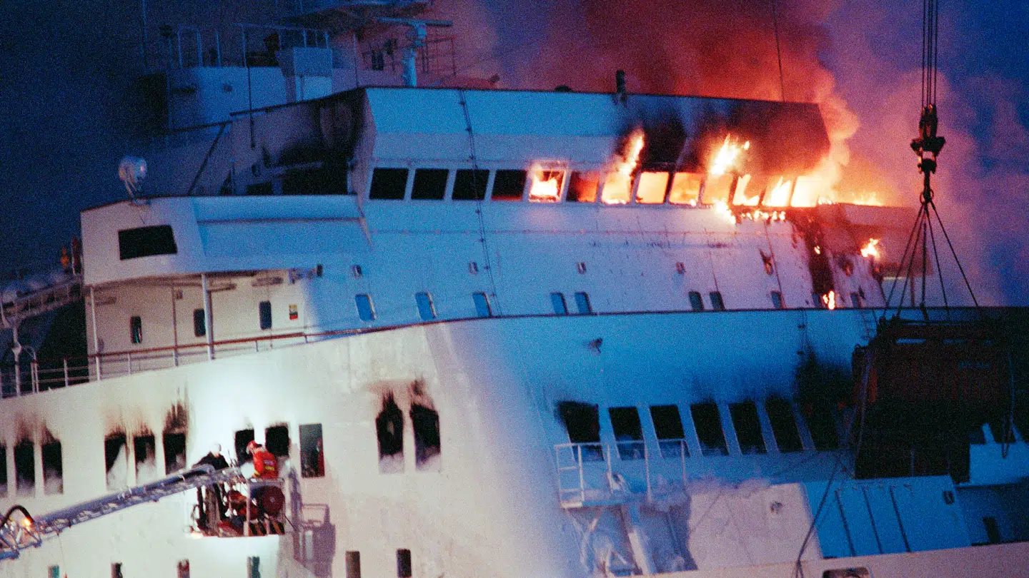 Den brændende færge Scandinavian Star blev slæbt ind til den svenske havn Lysekil dagen efter den første brand opstod og 159 mennesker omkom.