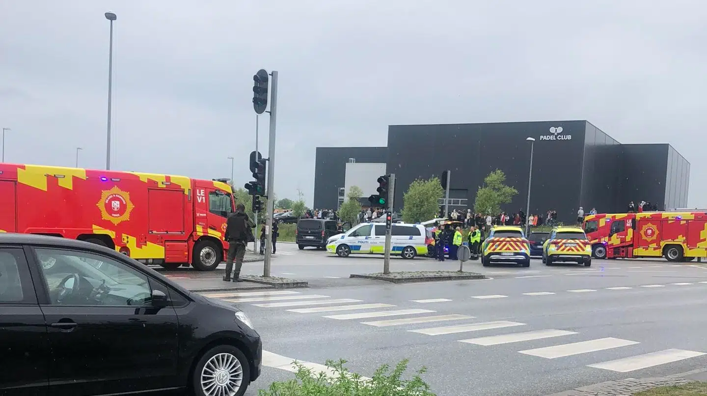 Politi og andre myndigheder er talstærkt til stede ved Campus Køge onsdag eftermiddag efter en bobetrussel.