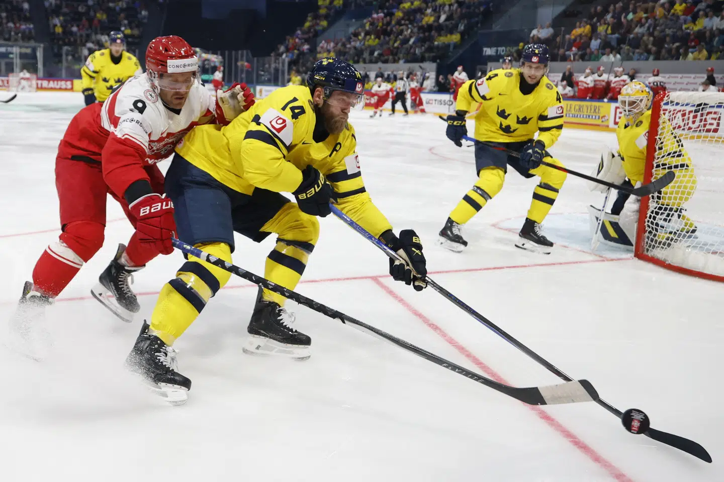 Frederik Storm (i rød trøje) er i gang med karrierens 14. VM for Danmark. Her er han i nærkamp mod Mattias Ekholm i søndagens kamp mod Sverige.