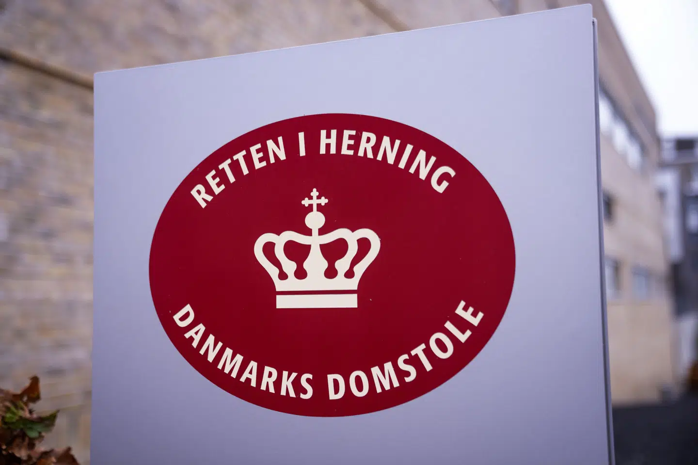 Onsdag blev en 22-årig mand fremstillet i grundlovsforhør i Herning. Han blev sigtet og varetægtsfængslet for to brande i Ikast, som politiet mener har tråde til en verserende konflikt mellem to kriminelle grupperinger i Herning-området. (Arkivfoto).