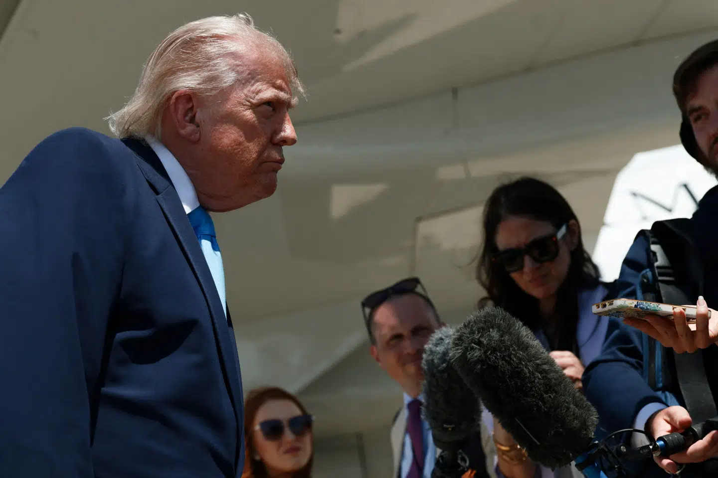 USA's præsident, Donald Trump, udtaler sig til journalister ved ankomsten til Joint Base Andrews i Maryland onsdag. Kort forinden havde USA's justitsministerium fremlagt tiltalen mod Cubas tidligere præsident Raul Castro.