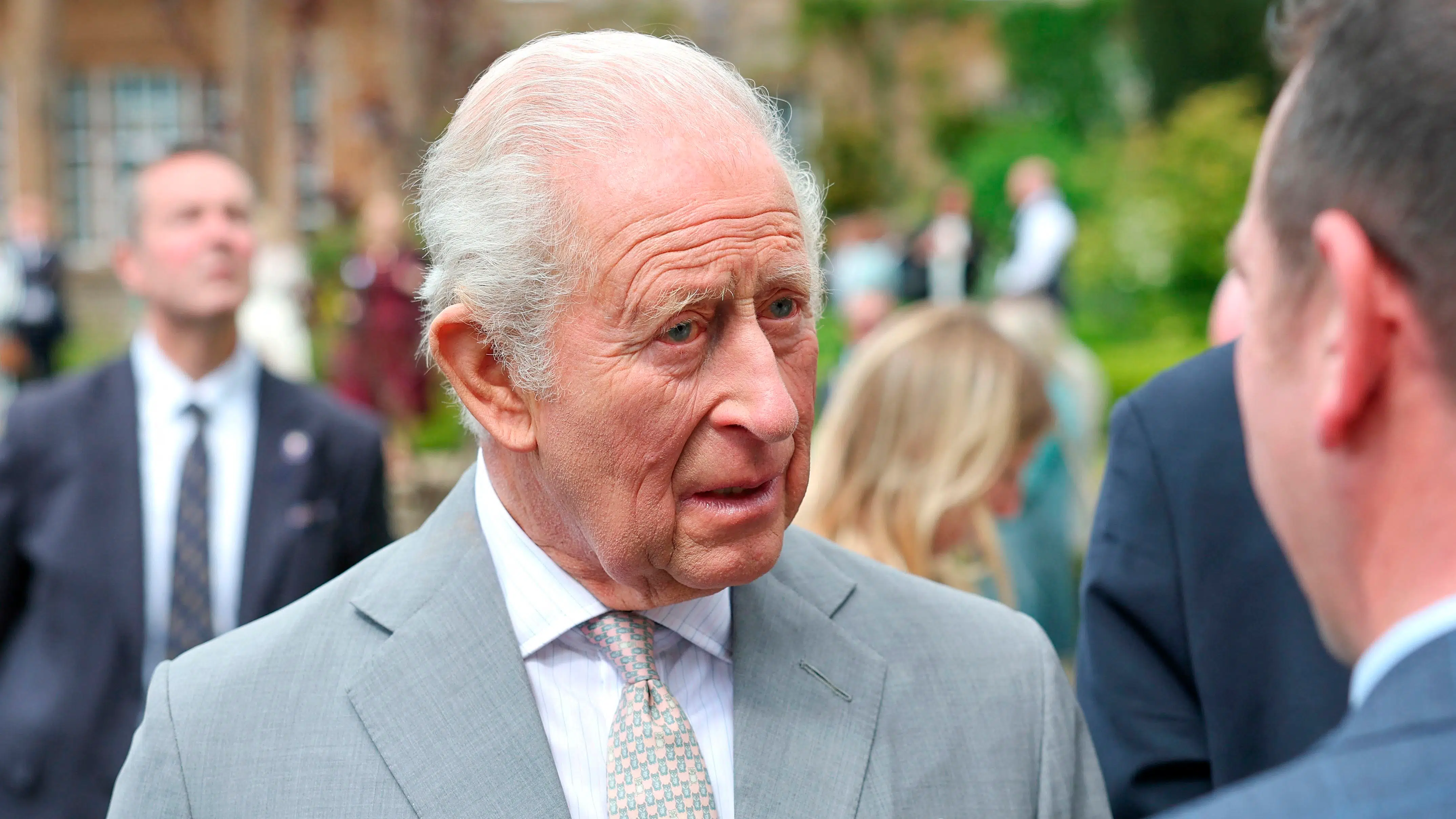 Kong Charles i ulækkert uheld: Ramt af mågeklat