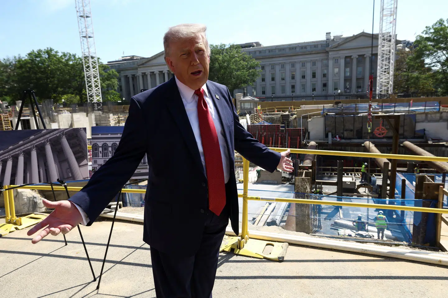 USA's præsident, Donald Trump, har fået revet østfløjen af Det Hvide Hus ned. I stedet er byggeriet af en stor balsal gået i gang. Trump vil gerne have én milliard dollar til især sikkerheden omkring balsalen - men hans partifæller i Senatet tøver. Her ses han under en presserundvisning på stedet tirsdag.